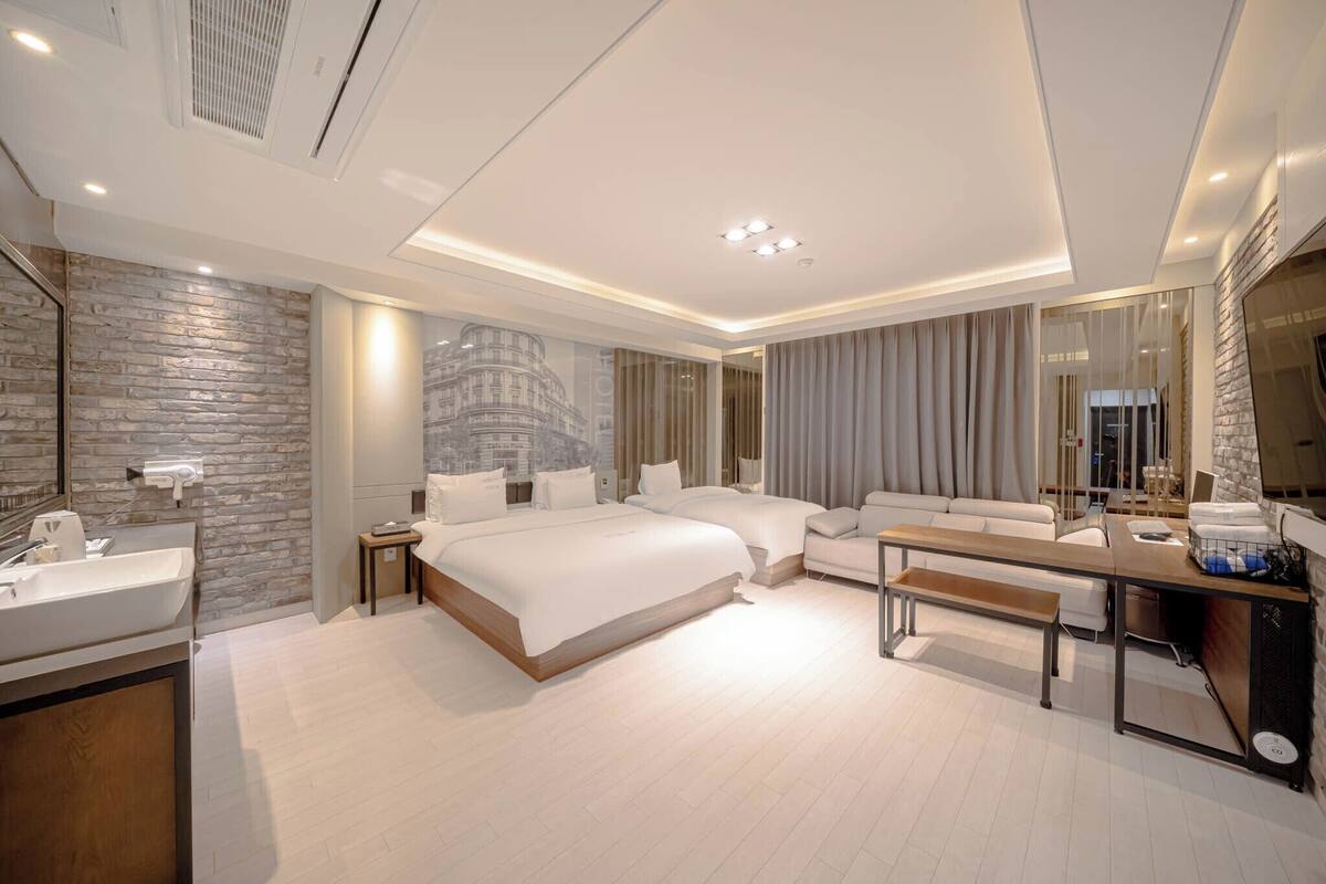 Standard Twin Room, Multiple Beds, Non Smoking, City View | Premium bedding, down comforters, laptop workspace, blackout drapes