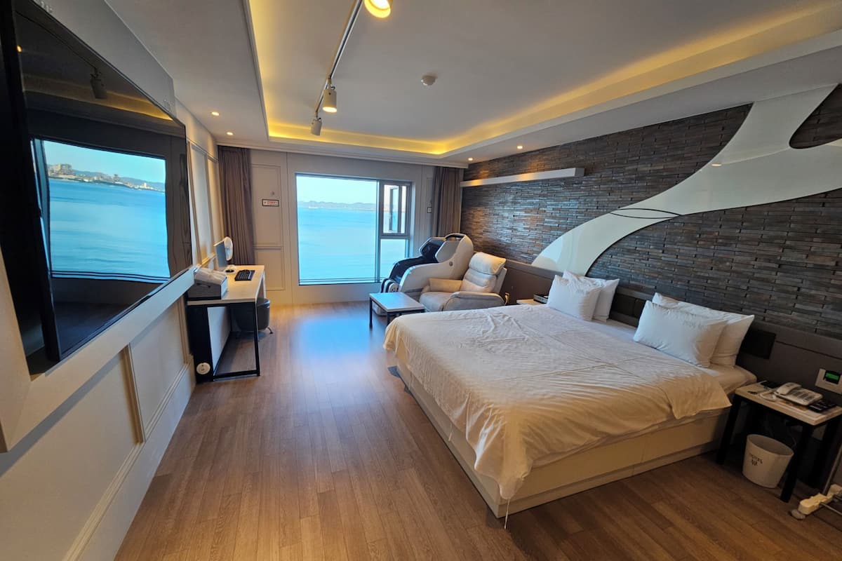 Chambre Prestige double, non-fumeur, vue sur l’océan | Literie de qualité, couette en duvet, décor unique, bureau