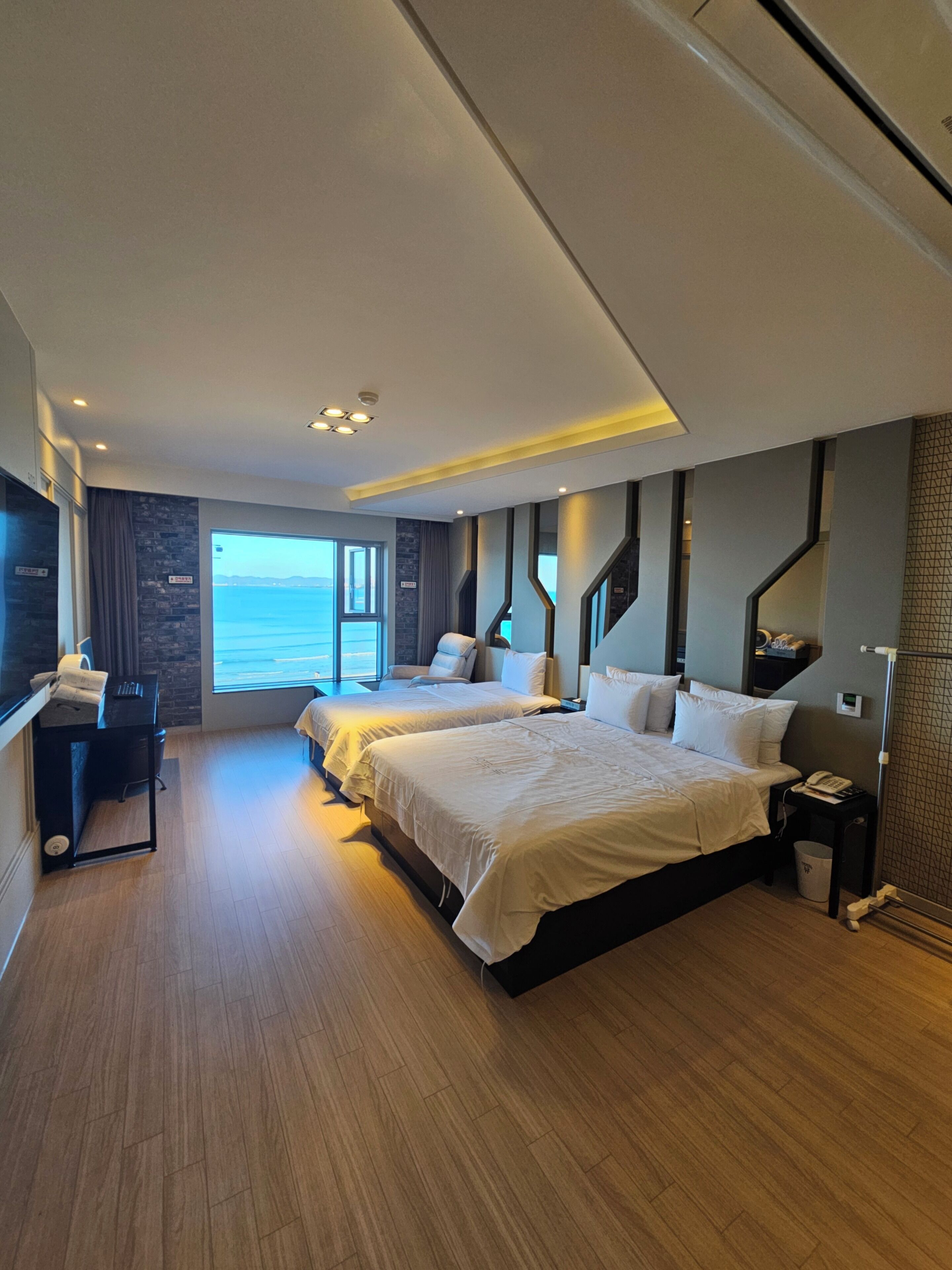 deluxe twin room, multiple beds, non smoking, ocean view | premium bedding, down duvets, individually decorated, desk