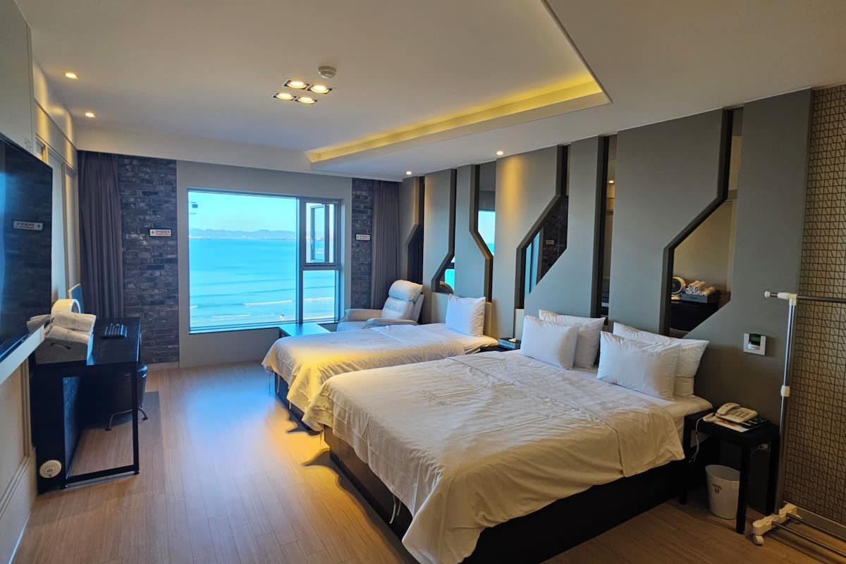 deluxe twin room, multiple beds, non smoking, ocean view | premium bedding, down duvets, individually decorated, desk