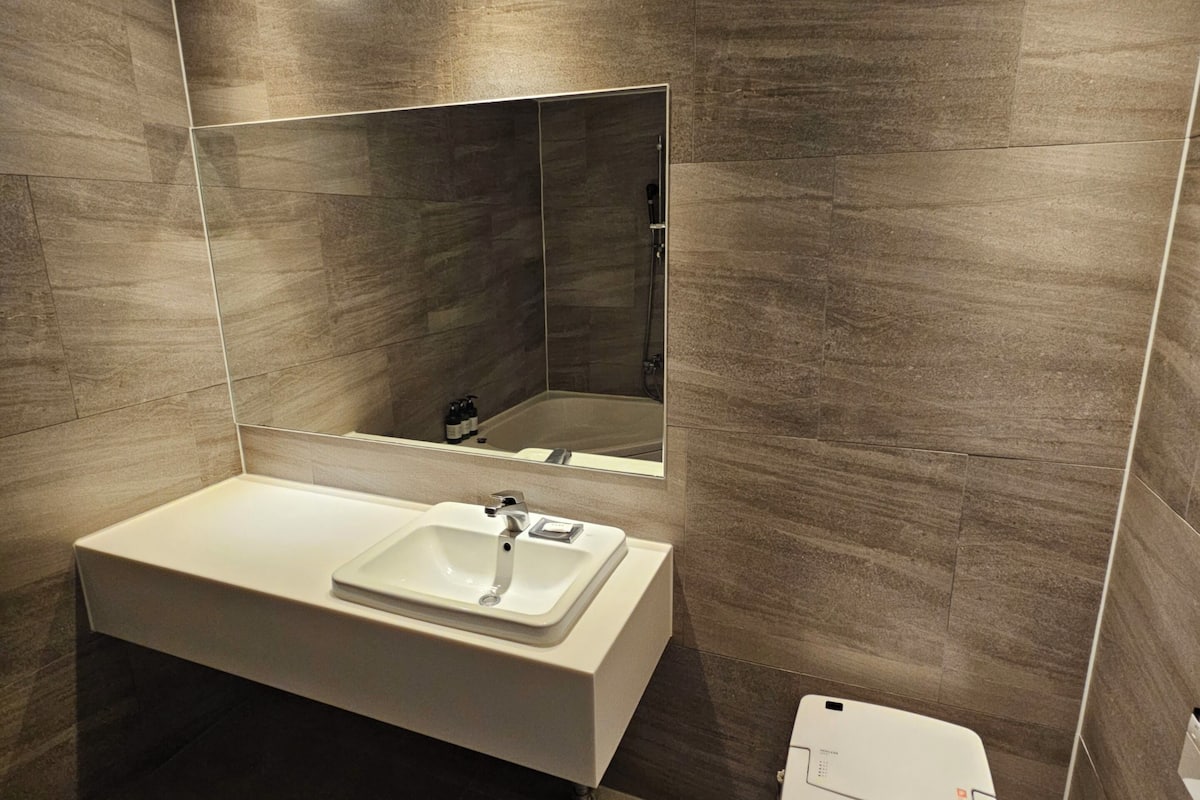 premium double room, non smoking, ocean view | bathroom | designer toiletries, hair dryer, bathrobes, slippers