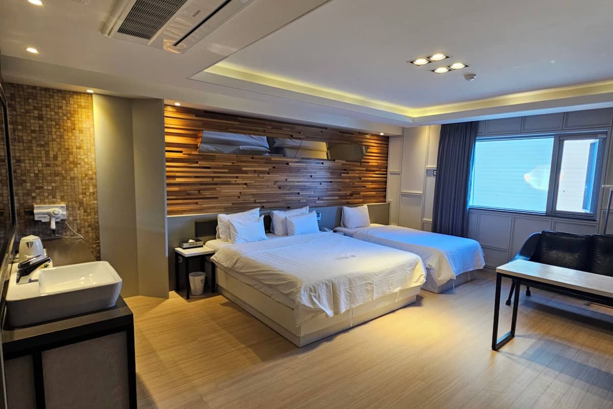 Chambre Standard avec lits jumeaux, Plusieurs lits, non-fumeur, vue sur la ville | Literie de qualité, couette en duvet, décor unique, bureau