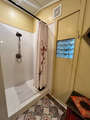 Regadera, toallas, papel de baño 