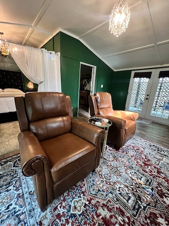 Interior. CUTE CABIN WITH HOT TUB, WIFI AND ROKU. QUEEN BED CLOSE TO RATCLIFF LAKE