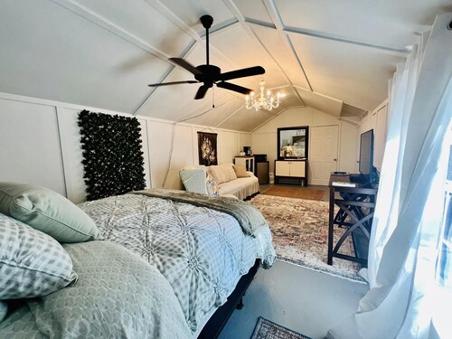 CUTE CABIN, PRIVATE HOT TUB, QUEEN BED, SMALL TOWN, 4 MILES TO RATCLIFF LAKE