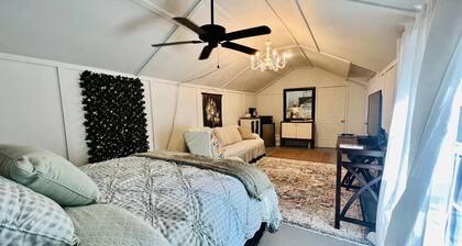 CUTE CABIN, PRIVATE HOT TUB, QUEEN BED, SMALL TOWN, 4 MILES TO RATCLIFF LAKE