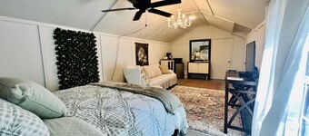CUTE CABIN, PRIVATE HOT TUB, QUEEN BED, SMALL TOWN, 4 MILES TO RATCLIFF LAKE