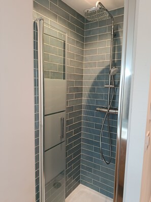 Combined shower/bathtub, hair dryer, towels