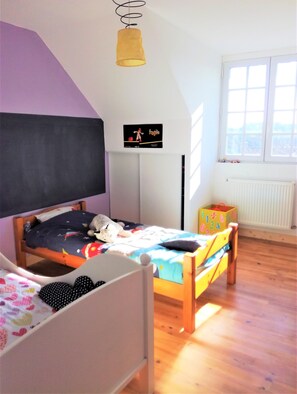 4 bedrooms, iron/ironing board, WiFi