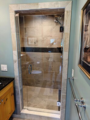 Bañera con ducha, bañera de hidromasaje, toallas, jabón