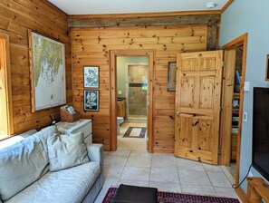 Smart TV, chimenea, libros, videoteca
