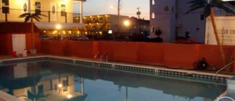 Een verwarmd zwembad