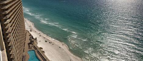 على الشاطئ، كراسي للتشمس