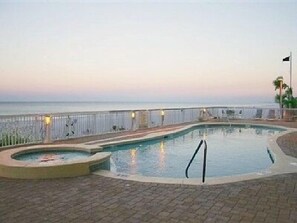 حمّام سباحة خارجي، حمّام سباحة مُدفَّأ