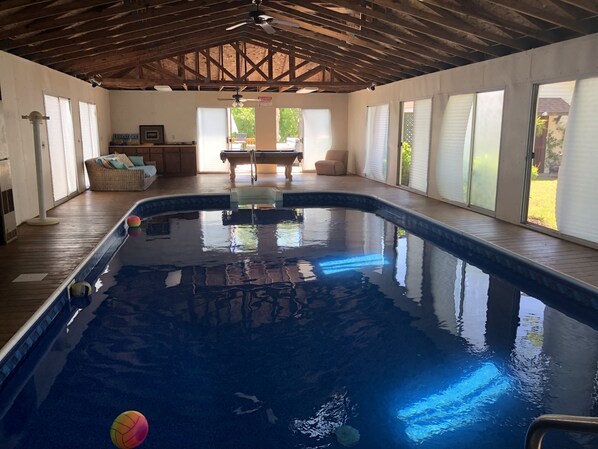 Una piscina cubierta, una piscina climatizada