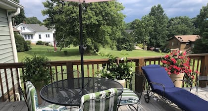 Charming 3bed home with heated indoor pool,hot tub 1 block to Downtown Columbus.
