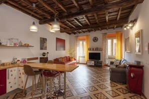 Fernseher, DVD-Player, Bücher, Videothek