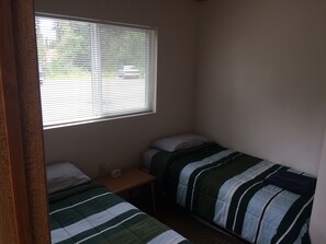 2 bedrooms, free WiFi, bed sheets - Kenai Riverfront Chalet Centrally Located On The Kenai Peninsula (Sterling)