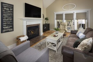 Smart TV, fireplace - Magnolia Cottage • Luxury Hot Tub Hideaway (Asheville)