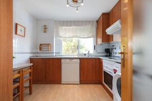 Een koelkast, een microgolfoven, een oven, een kookplaat