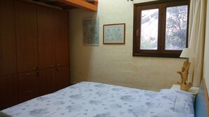 1 camera, ferro/asse da stiro, lenzuola