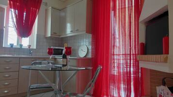 Fridge, microwave, oven, coffee/tea maker