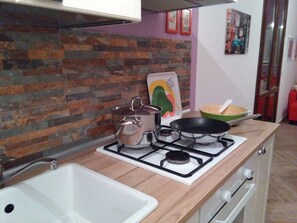 Frigorifero, forno, piano cottura, bollitore elettrico