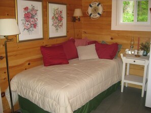 1 bedroom, free WiFi - Metz Camp - Very private atop a knoll with view of beautiful Clearwater Lake. (Farmington,)