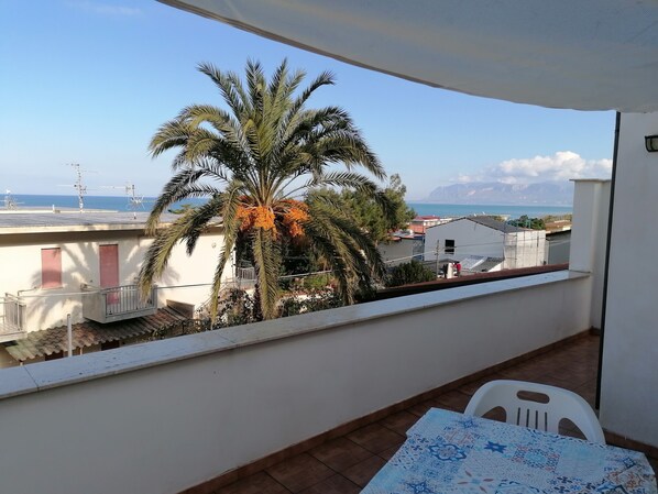 屋外ダイニングエリア