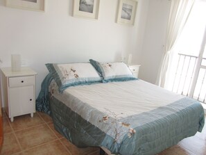 2 habitaciones, tabla de planchar con plancha, wifi y ropa de cama 