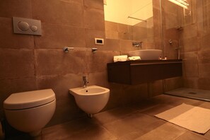 Douche, sèche-cheveux, bidet, serviettes fournies