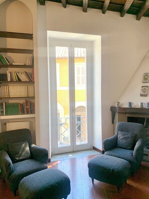 Smart-TV, Kamin, Bücher