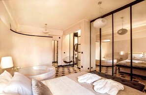 A hotel room with a large bed, a separate bathroom, a seating area, and a check-in desk. - QUAD1- 1 BR, air conditioned / heated, garage, 24/7 security, close to Gulbenkian (Lisboa)
