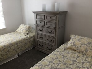 4 bedrooms, WiFi - Super Clean Beachfront Condo (Ocean City)