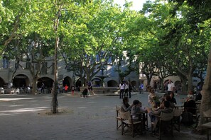 تناول الطعام بالخارج