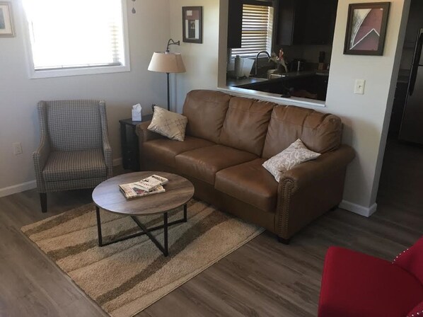 Smart TV, futbolito, mesa de ping pong, libros