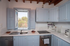 Refrigerador, horno, lavavajillas y cafetera y tetera 