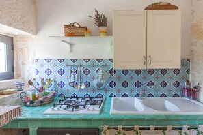 Frigorifero, forno, piano cottura, macchina per tè/caffè