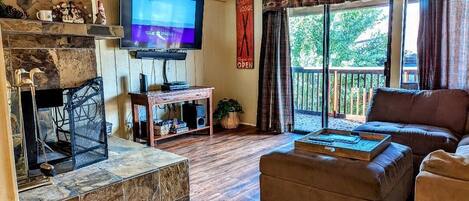 Televisie, een open haard en een dvd-speler