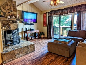 Televisión, chimenea, reproductor de DVD