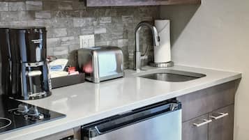 Fridge, microwave, stovetop, dishwasher