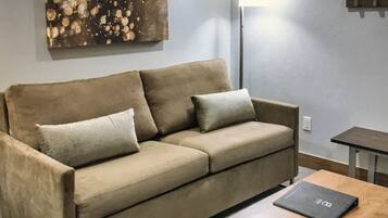 Een televisie, een dvd-speler en een filmbibliotheek