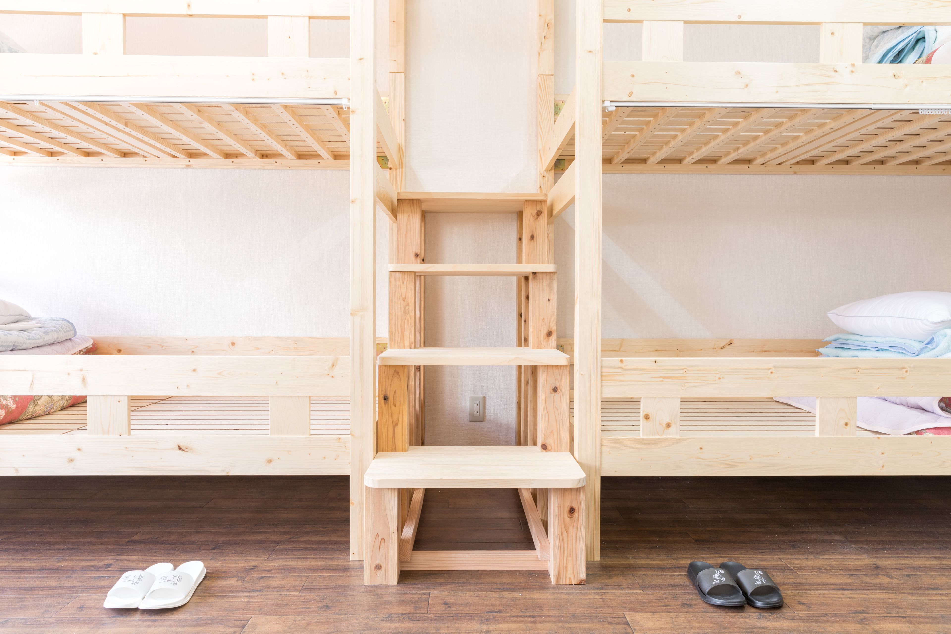 羽绒被、客房内保险箱、笔记本电脑工作区、遮光窗帘