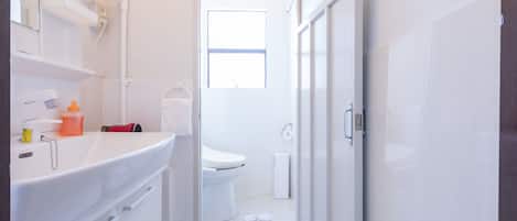 Douche, douche à « effet pluie », articles de toilette gratuits
