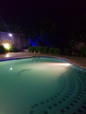 Inomhuspool och utomhuspool