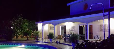 Una piscina cubierta, una piscina al aire libre