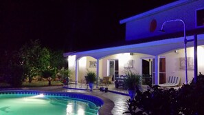 Inomhuspool och utomhuspool