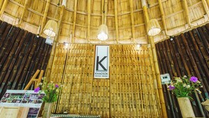 Un interior con temática de bambú y un cartel que dice 'Khaosok Boutique Hideaway'.