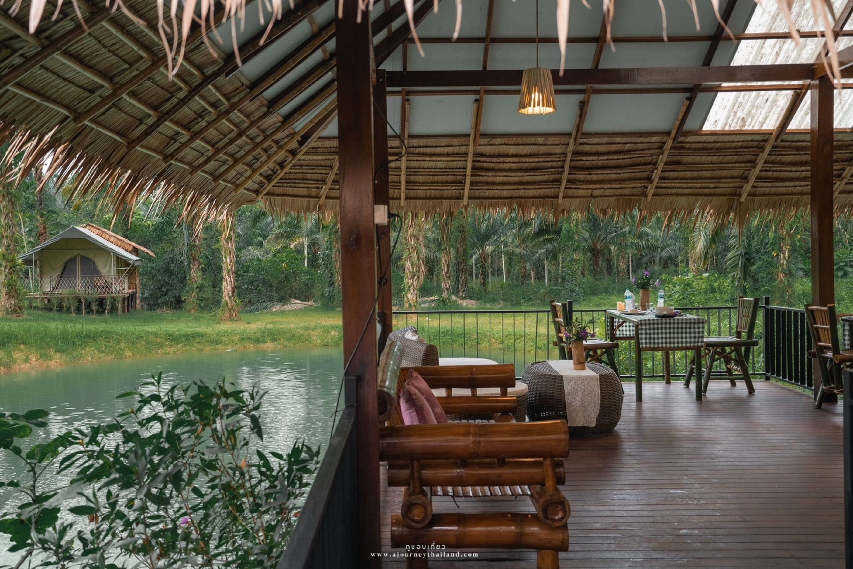 供应早餐、午餐和晚餐，地方菜
