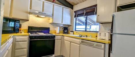 冷蔵庫、電子レンジ、オーブン、コンロ